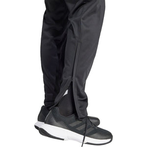 Detail van de enkel van de zwarte Adidas 3-Stripes broek met rits in de zoom