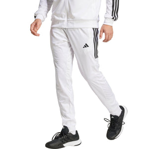 Model draagt de witte Adidas 3-Stripes gebreide trainingsbroek met bijpassend jack