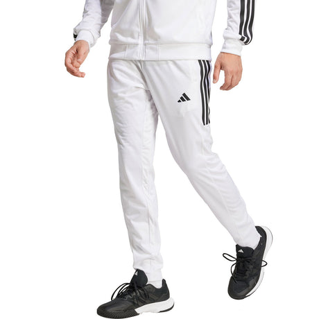 Model draagt de witte Adidas 3-Stripes gebreide trainingsbroek met bijpassend jack