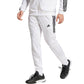 Model draagt de witte Adidas 3-Stripes gebreide trainingsbroek met bijpassend jack