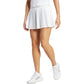 Vooraanzicht van model in de witte Adidas Pleated Skirt Pro met fijne plooien