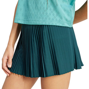 Detail van de wijde plooien van de petrolgroene Adidas Pleated Skirt Pro op model