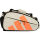 Zijaanzicht van de gebroken witte Adidas Multigame 2026 racketbag met oranje logo.