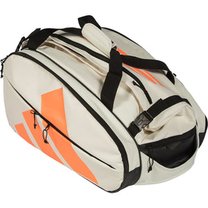 Schuin aanzicht van de creme Adidas Multigame 2026 racketbag met zwarte draagbanden.