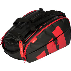 Schuin aanzicht van de zwart-rode Adidas Multigame 2026 racketbag met rode ritsen.
