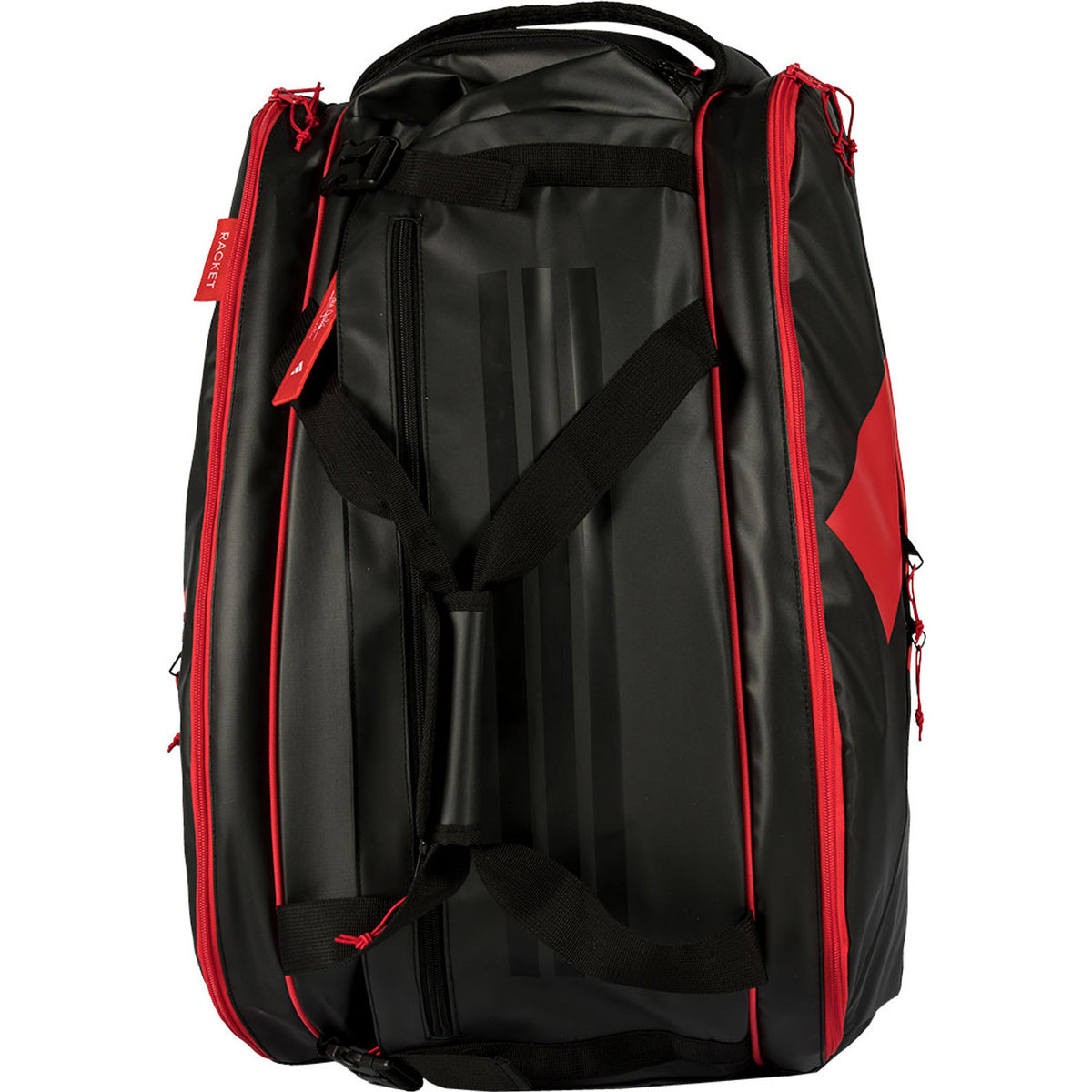 Rechtopstaande zwart-rode Adidas Multigame 2026 racketbag met draaghandvatten bovenaan.