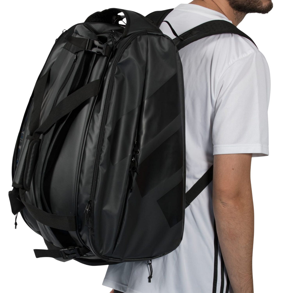 Man met de zwarte Adidas Multigame 2026 racketbag als rugzak, van opzij gezien.