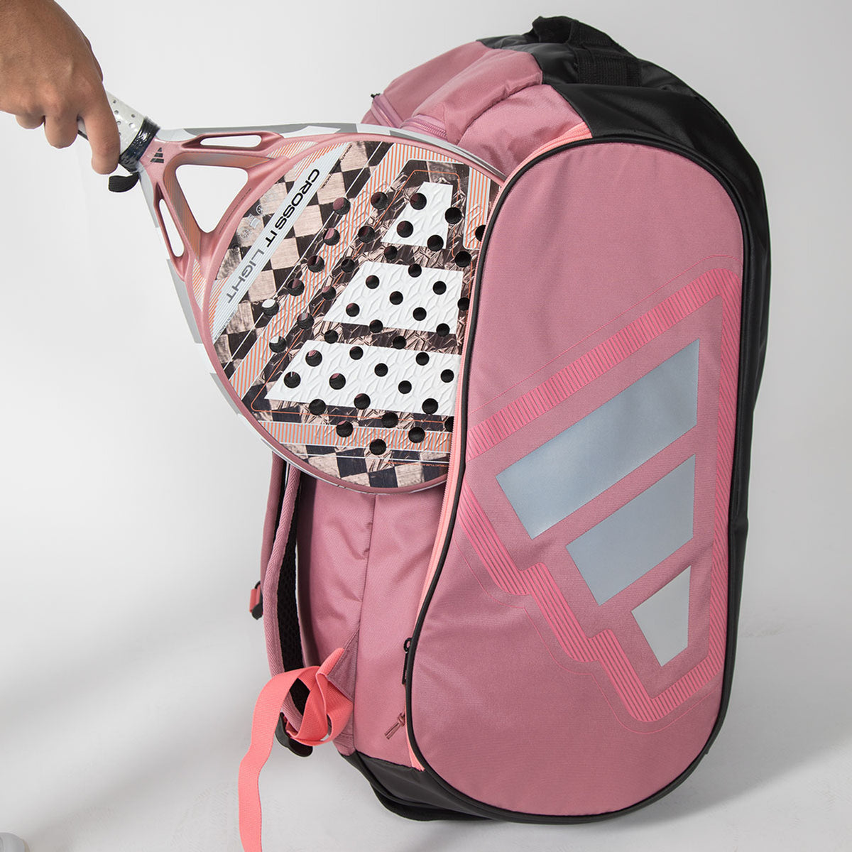 Racket wordt uit het zijvak van de roze Adidas Protour 2026 racketbag getrokken.