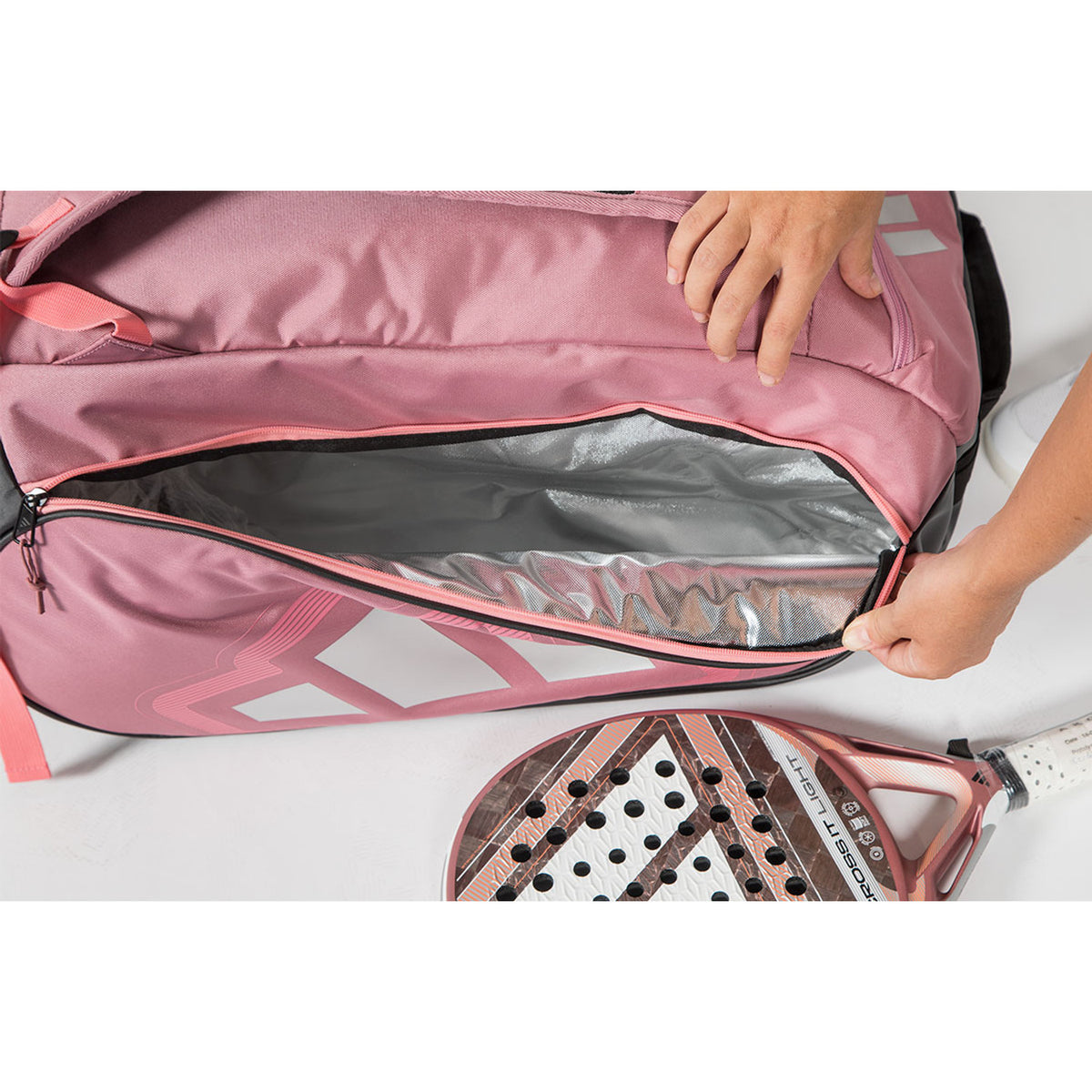 Geopend hoofdvak van de roze Adidas Protour 2026 racketbag met zilveren voering.