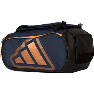 Schuin aanzicht van de donkerblauwe Adidas Protour 2026 racketbag met zwart zijvak.