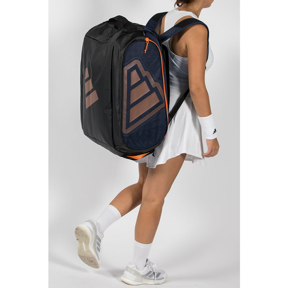 Speelster draagt de donkerblauwe Adidas Protour 2026 racketbag als rugzak.