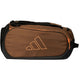 Zijaanzicht van de bruine Adidas Racket Bag Tour 2026 met oranje logo en rits.