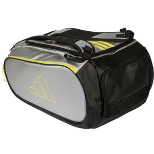 Schuin aanzicht van de zilver-zwarte Adidas Tour 2026 racketbag met gele accenten.