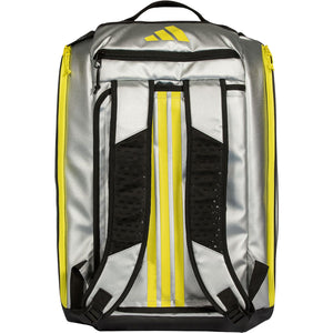 Achterzijde van de zilvergrijze Adidas Tour 2026 racketbag met gele strepen op de banden.