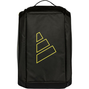 Rechtopstaande zwarte Adidas Tour 2026 racketbag met geel omlijnd logo.