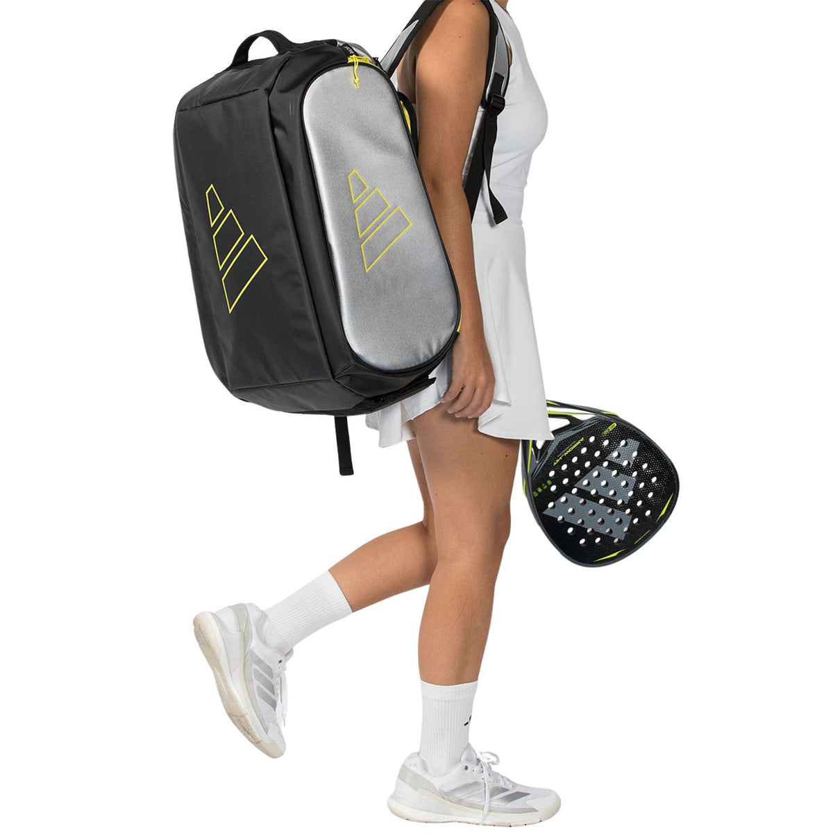 Speelster draagt de zilver-zwarte Adidas Tour 2026 racketbag met racket in de hand.