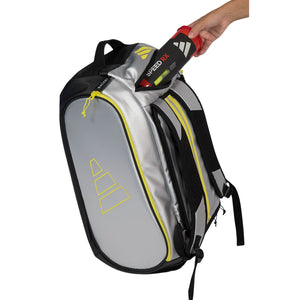 Bidon wordt in het zijvak van de zilvergrijze Adidas Tour 2026 racketbag gestoken.