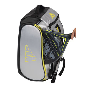 Racket wordt uit het vak van de zilver-zwarte Adidas Tour 2026 racketbag gehaald.