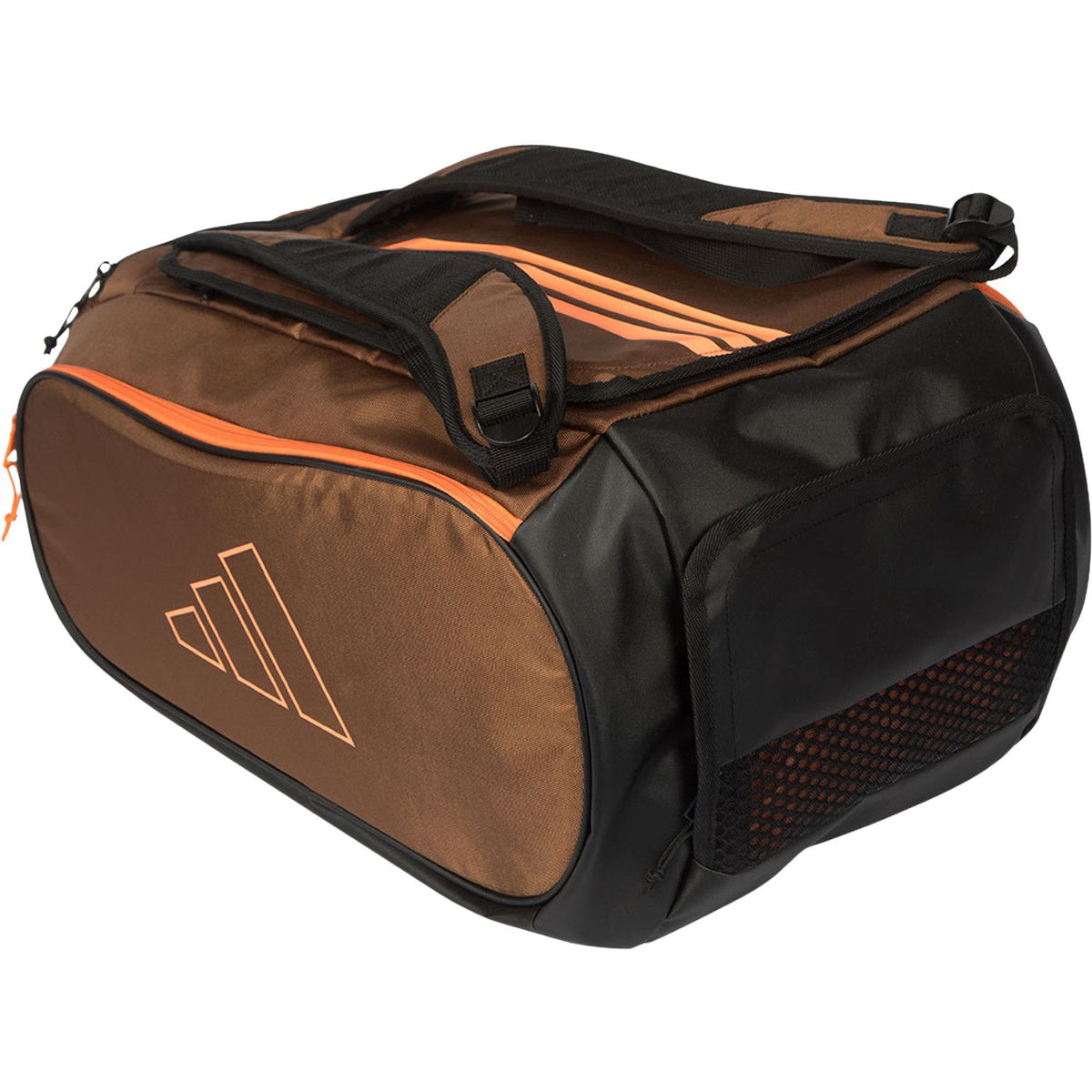 Schuin aanzicht van de bruine Adidas Tour 2026 racketbag met zwart geventileerd zijvak.