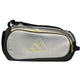 Zijaanzicht van de zilvergrijze Adidas Tour 2026 racketbag met geel logo en zwarte band.