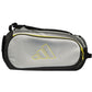 Zijaanzicht van de zilvergrijze Adidas Tour 2026 racketbag met geel logo en zwarte band.