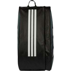 Rechtopstaande zwarte Adidas Control 2026 racketbag met drie witte strepen.