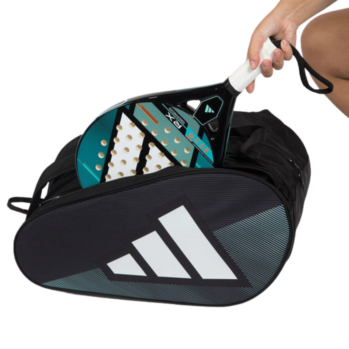 Racket wordt uit de zwarte Adidas Control 2026 racketbag met petrolgroen paneel gehaald.