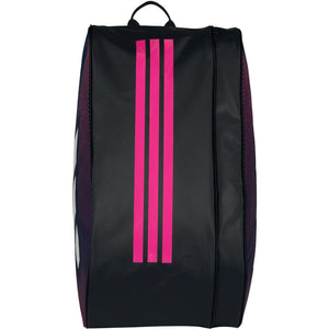 Rechtopstaande donkerblauwe Adidas Control 2026 racketbag met drie roze strepen.