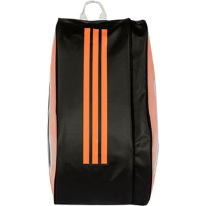 Rechtopstaande zwarte Adidas Control 2026 racketbag met drie oranje strepen.