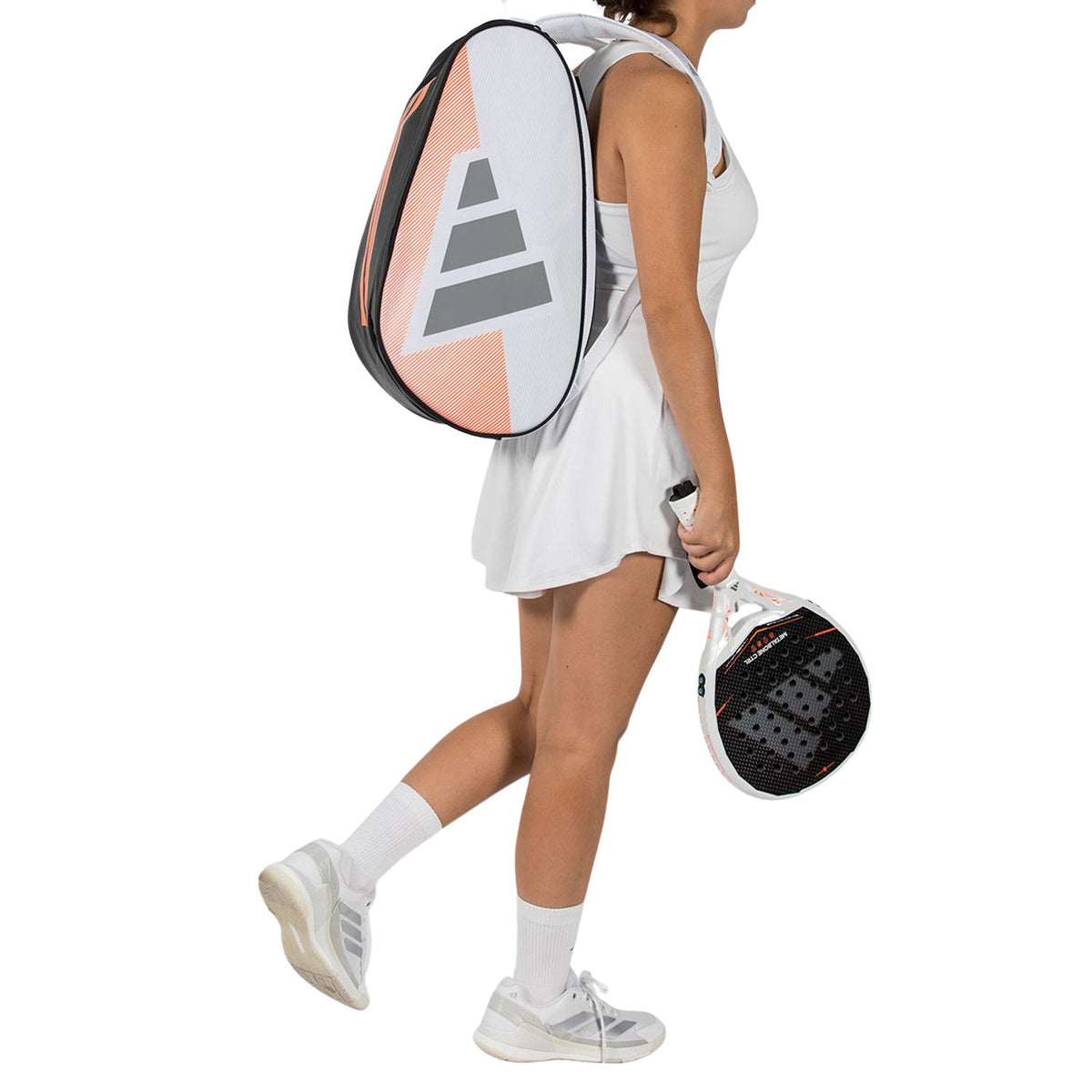 Speelster met de witte Adidas Control 2026 racketbag op de rug en racket in de hand.