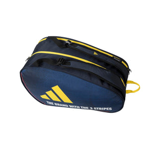 Schuin aanzicht van de marineblauwe Adidas Control 3.4 racketbag met gele ritsen.