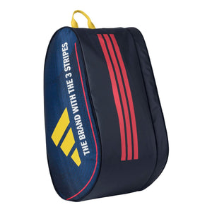 Rechtopstaande donkerblauwe Adidas Control 3.4 racketbag met rode strepen en geel logo.