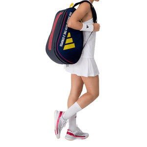 Speelster draagt de marineblauwe Adidas Control 3.4 racketbag over haar schouder.