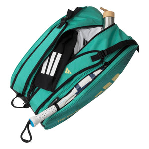 Geopende groene Adidas Control 3.4 racketbag met rackets en bidon in de vakken.