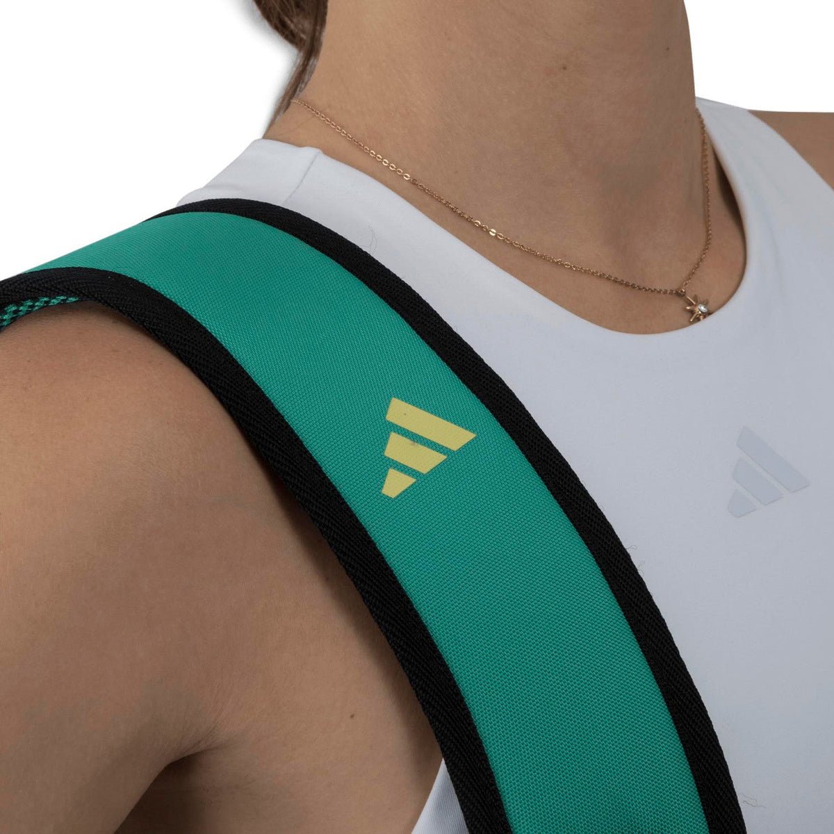 Detail van de groene schouderband van de Adidas Control 3.4 met geel logo op de schouder.