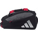 Zijaanzicht van de zwart-grijze Adidas Racketbag Multigame 3.4 met rode handgrepen.