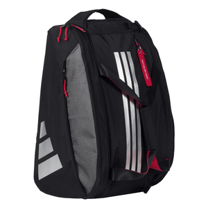Schuin aanzicht van de grijs-zwarte Adidas Multigame 3.4 racketbag met rode ritsen.
