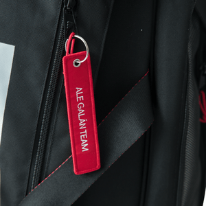 Detail van het rode hanglabel aan de zwarte Adidas Multigame 3.4 racketbag.