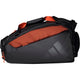 Zijaanzicht van de zwarte Adidas Multigame 3.4 racketbag met oranje bovenvak.