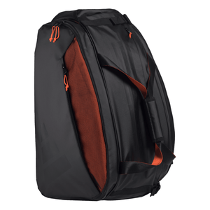 Zwarte Adidas Multigame 3.4 racketbag met oranje binnenvoering, schuin van achteren.