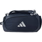 Zijaanzicht van de donkerblauwe Adidas Racketbag Tour 3.4 met grijs logo en schouderband.