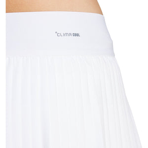 Detail van de brede tailleband van de witte Adidas Club plooirok met Climacool-opdruk