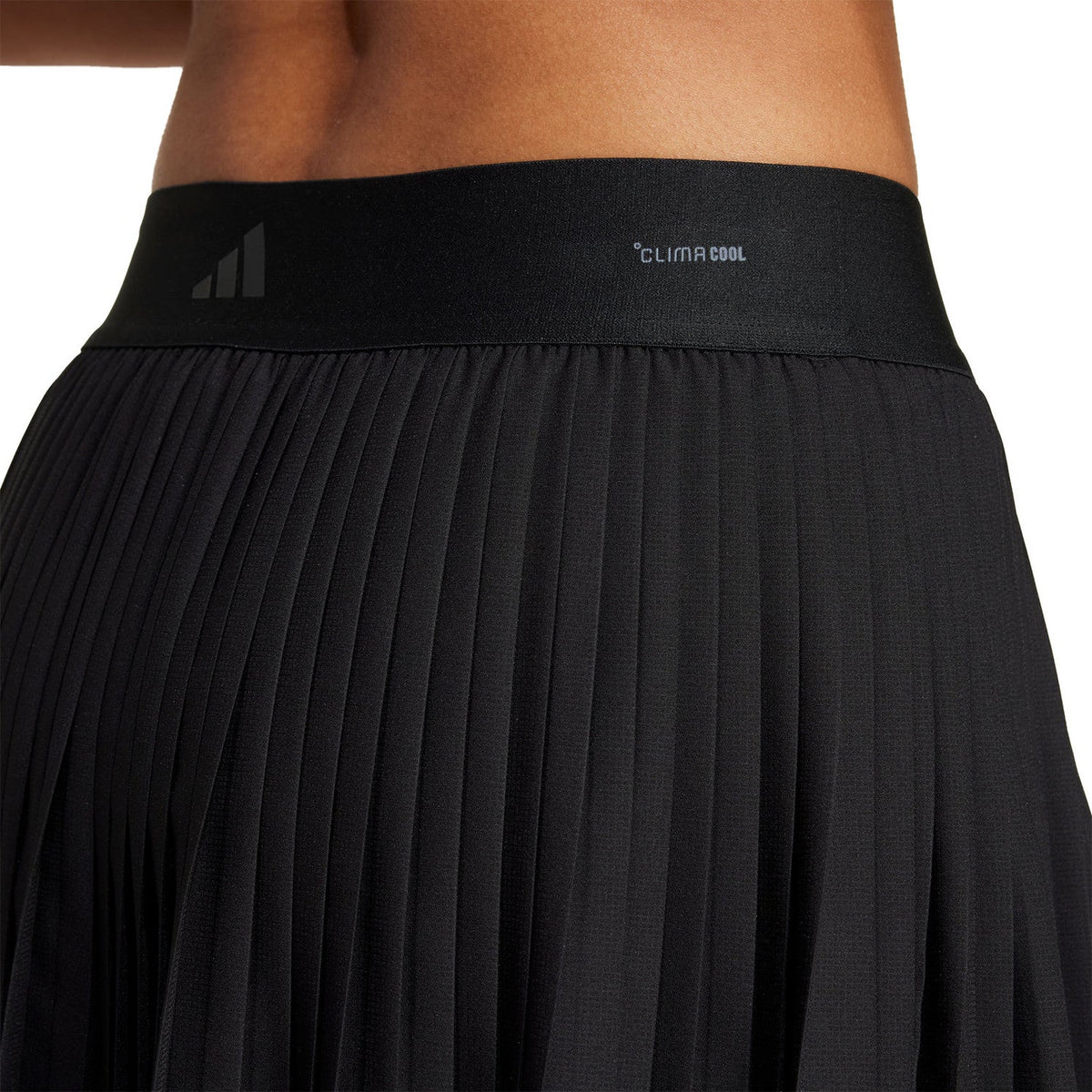 Detail van de tailleband van de zwarte Adidas Club plooirok met Climacool-opdruk