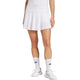 Model draagt de witte Adidas Club plooirok met witte tanktop en witte padelschoenen