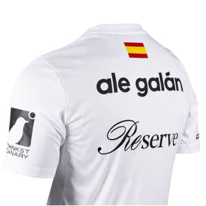 Detail van de rugopdruk ale galan op het witte Adidas padelshirt