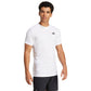Vooraanzicht van model in het witte Adidas Freelift Pro T-shirt met zwarte short
