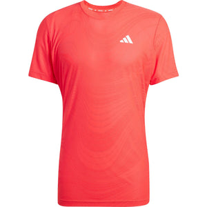 Vooraanzicht van het koraalrode Adidas Freelift Pro T-shirt met wit logo op de borst