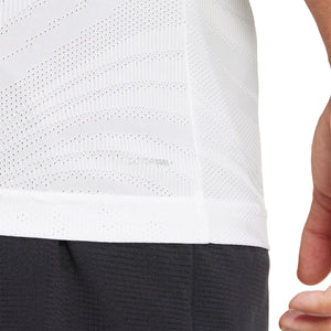 Detail van de zoom van het witte Adidas Freelift Pro T-shirt met geperforeerd weefsel