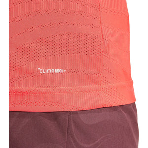Detail van de zoom van het koraalrode Freelift Pro T-shirt met Climacool-opdruk