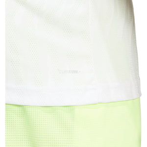 Detail van de zoom en structuurstof van het witte Adidas Freelift T-shirt